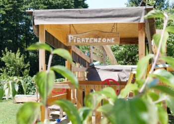 brown wooden welcome to the beach signage