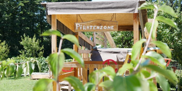 brown wooden welcome to the beach signage